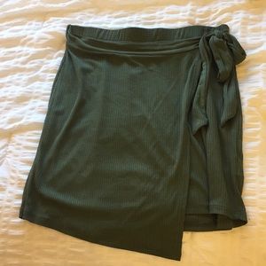 Tillys Army green envelope skirt‼️